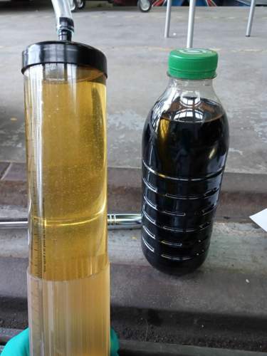 Getriebeöl links neu, rechts alt für LHY