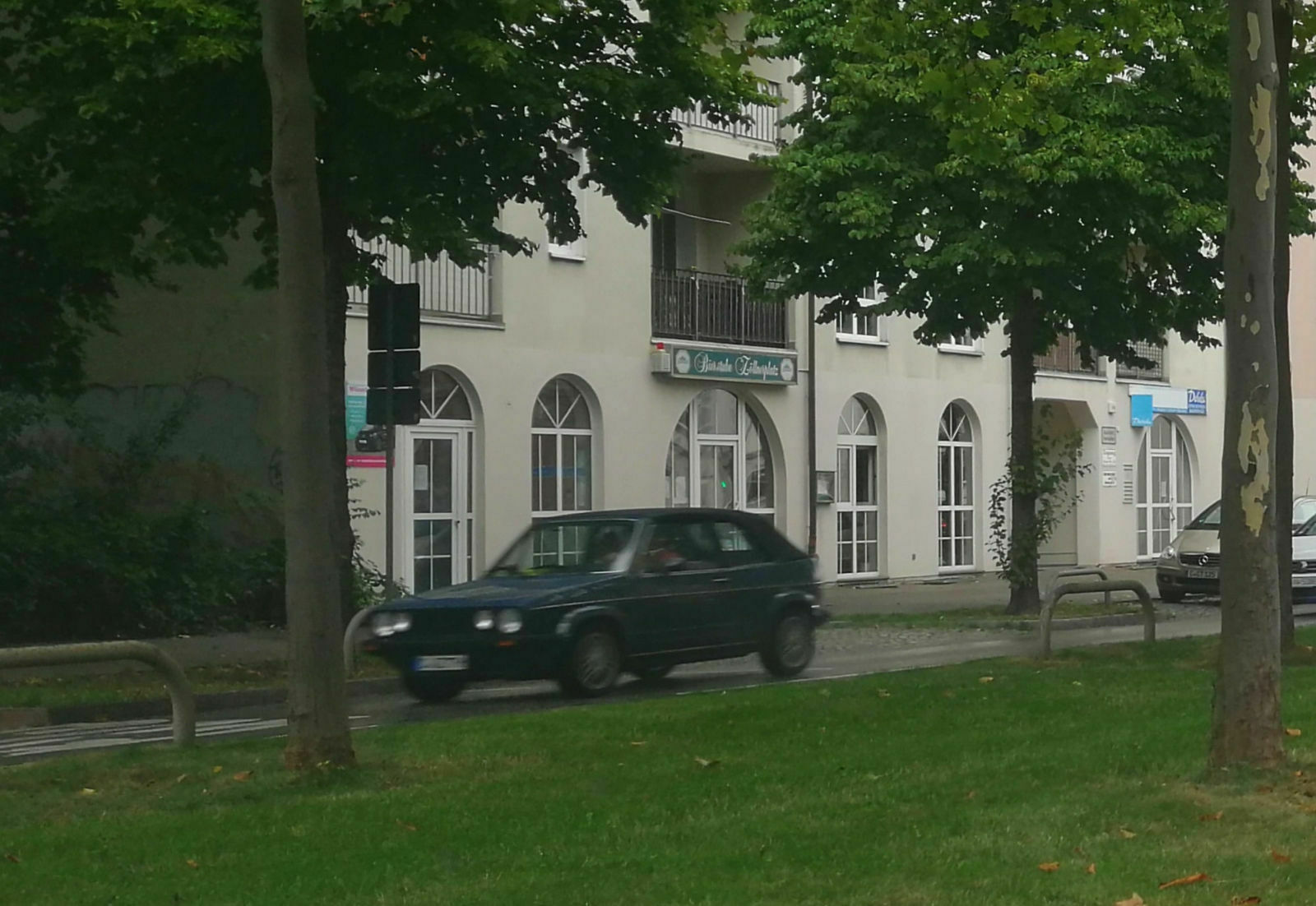 Der Schrottplatz - Spiegelsymmetrisch des Showrooms