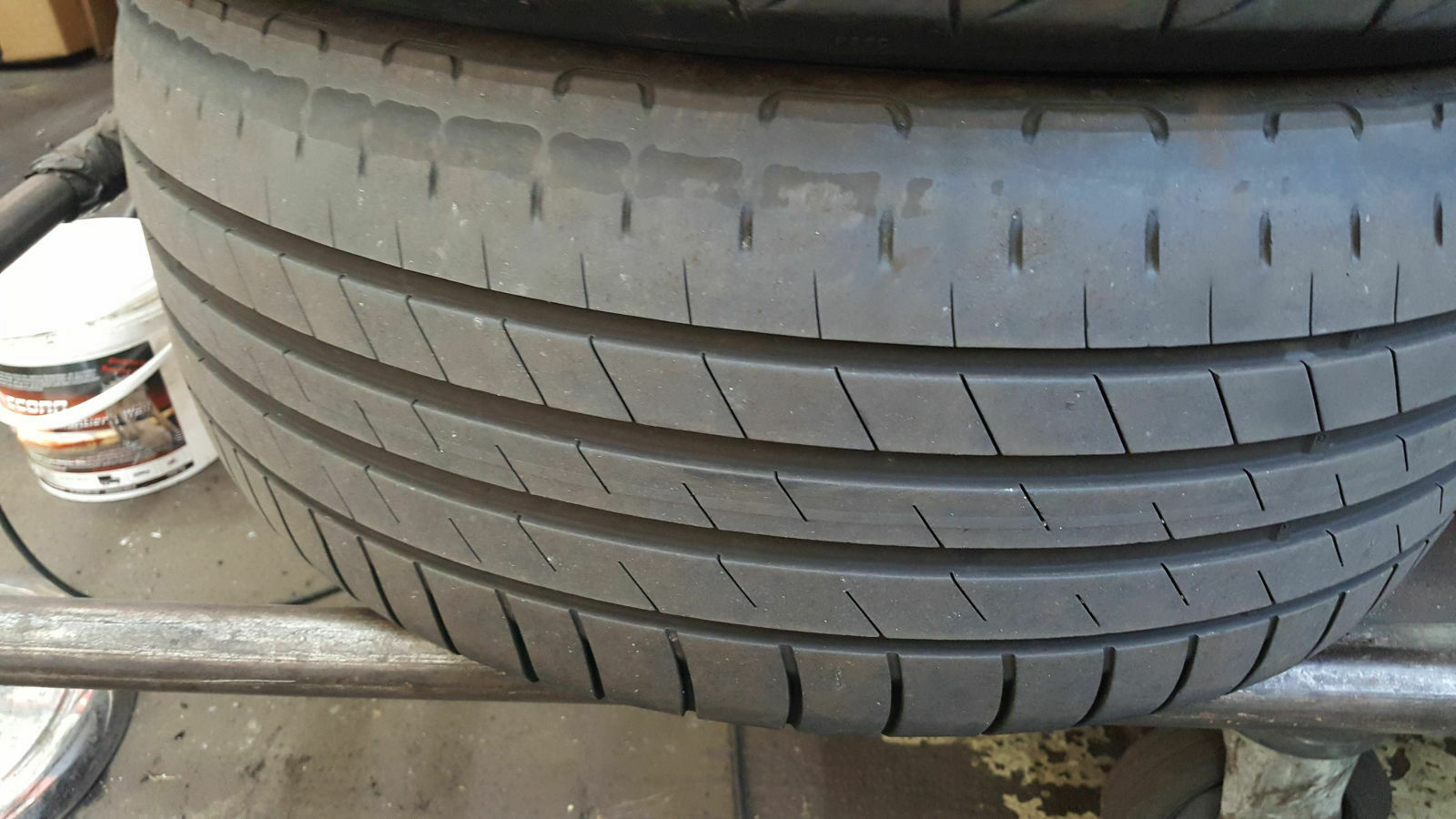 Beide Hinterräder Innenkante stark abgelaufen - kein Allrad, 7N, BJ 12