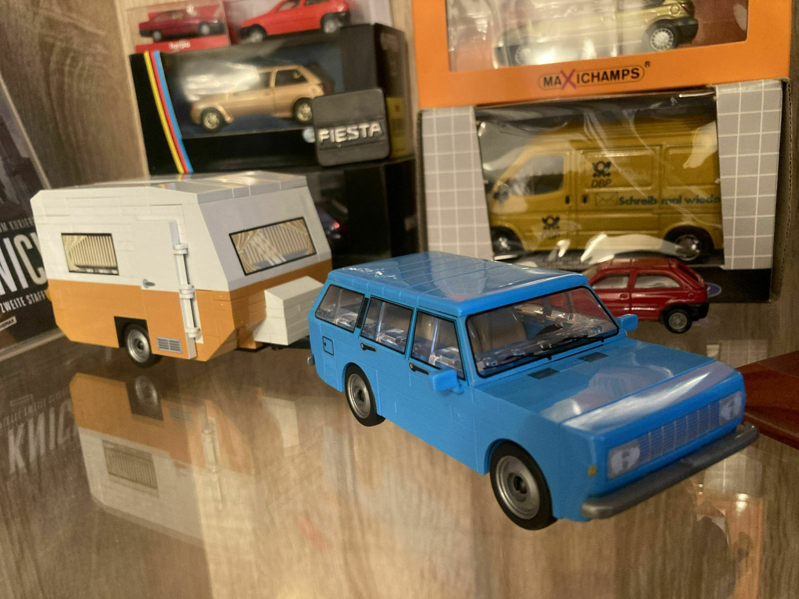 Der Schrottplatz - Spiegelsymmetrisch des Showrooms