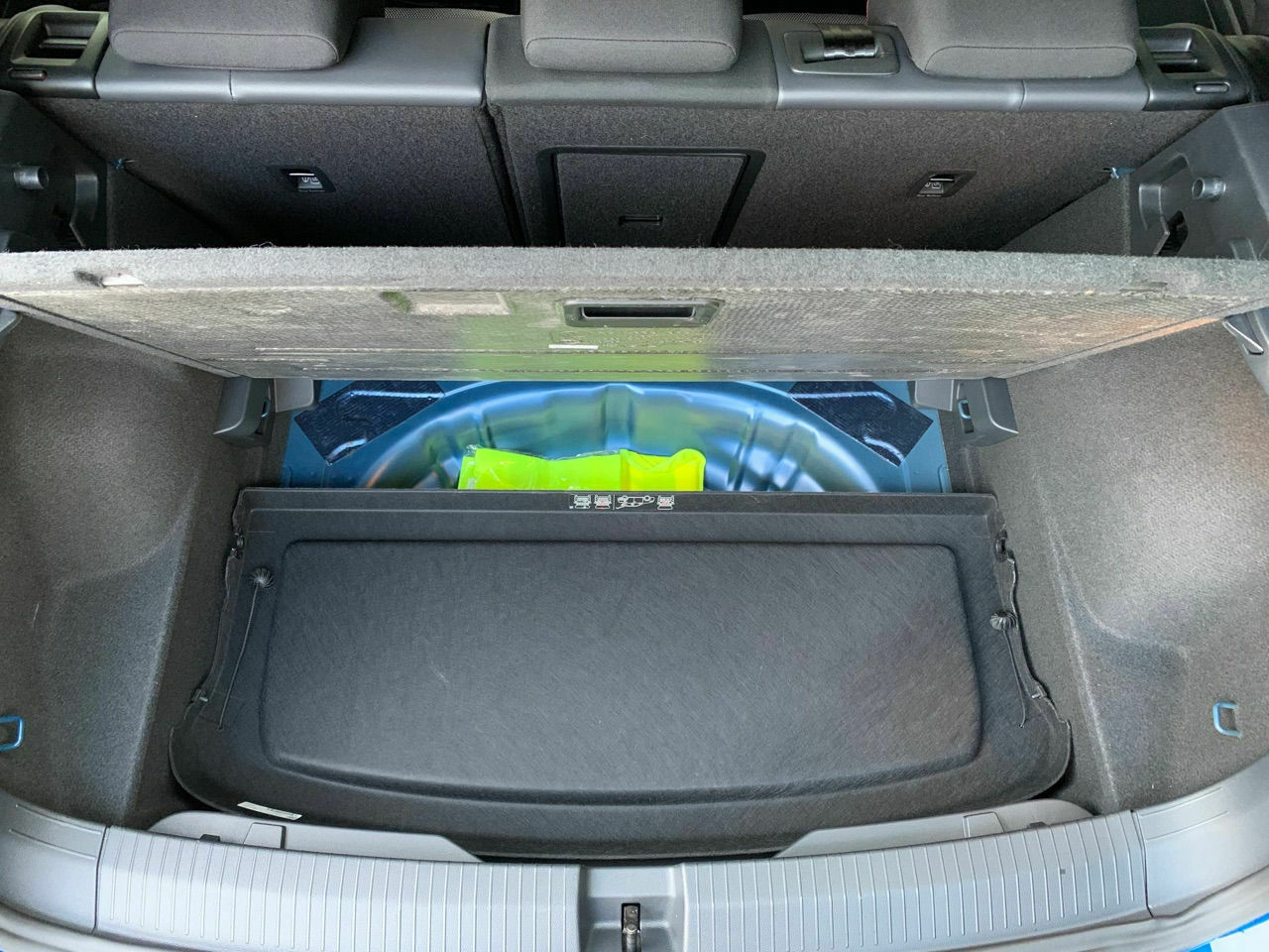 Hutablage im Gepäckraumboden verstauen