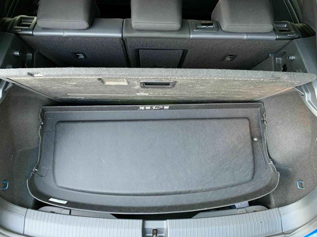 Hutablage im Gepäckraumboden verstauen