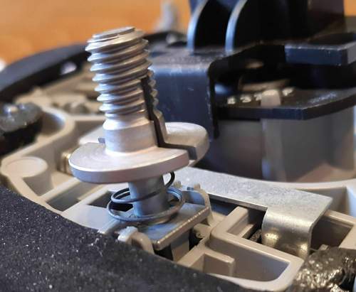 Justier-schraube-halb-eingeschoben