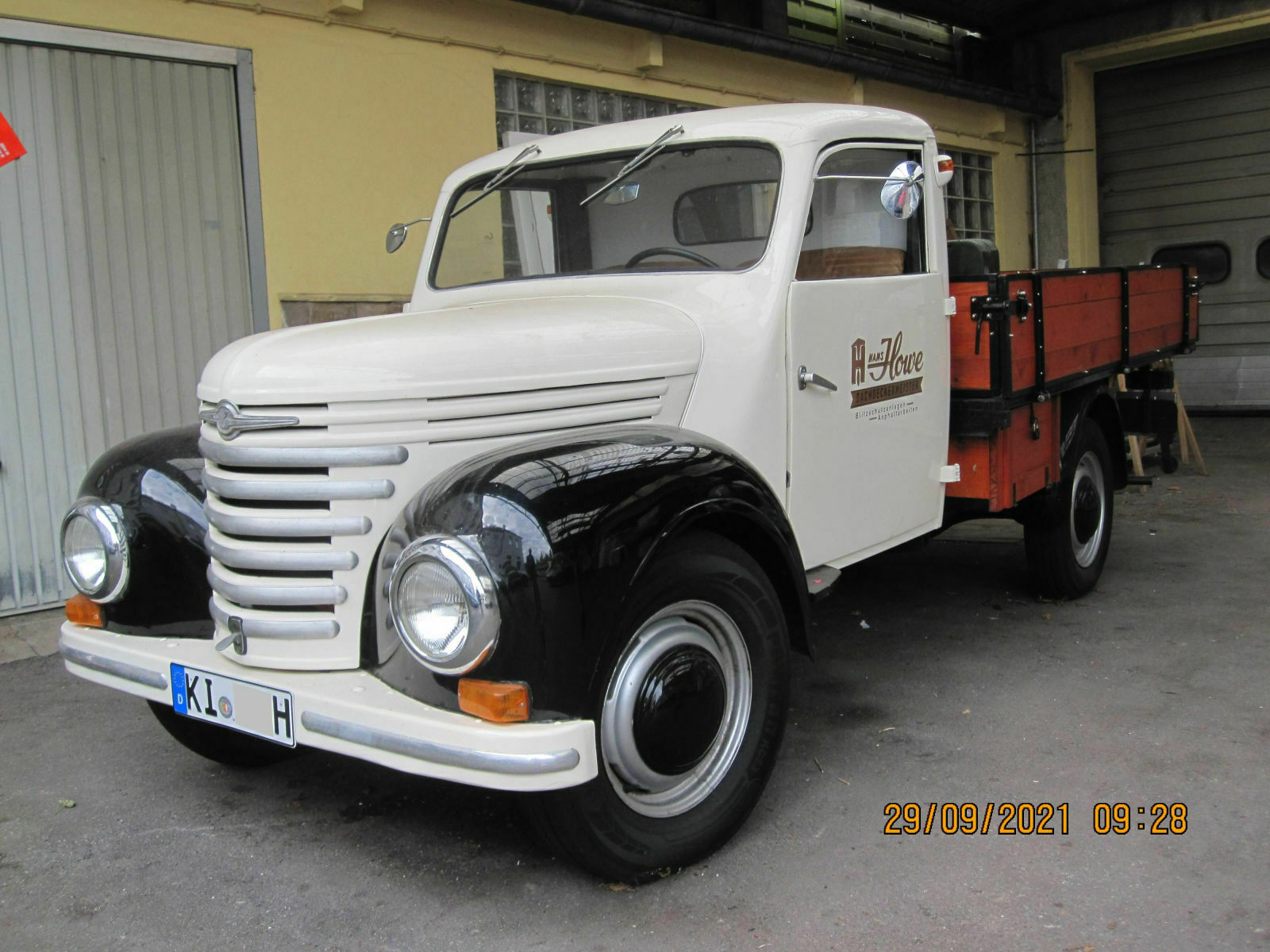 Der Schrottplatz - Spiegelsymmetrisch des Showrooms