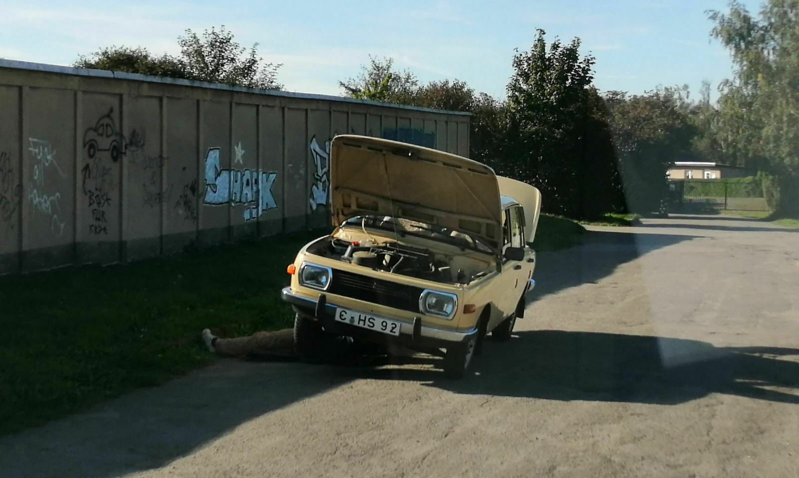 Der Schrottplatz - Spiegelsymmetrisch des Showrooms