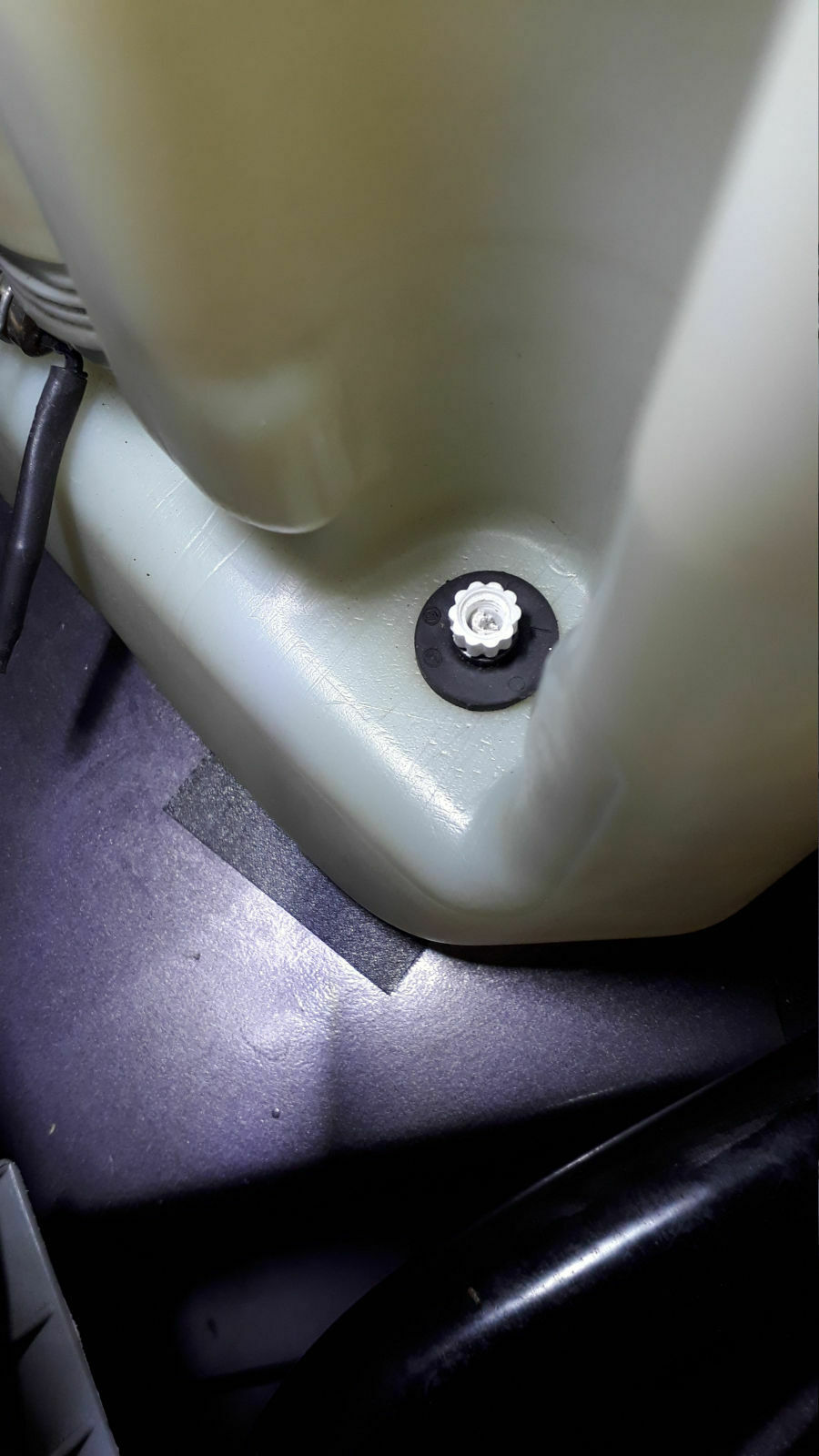 Scheibenwischwasserbehälter trotz neuer originaler Mercedes Dichtung undicht!