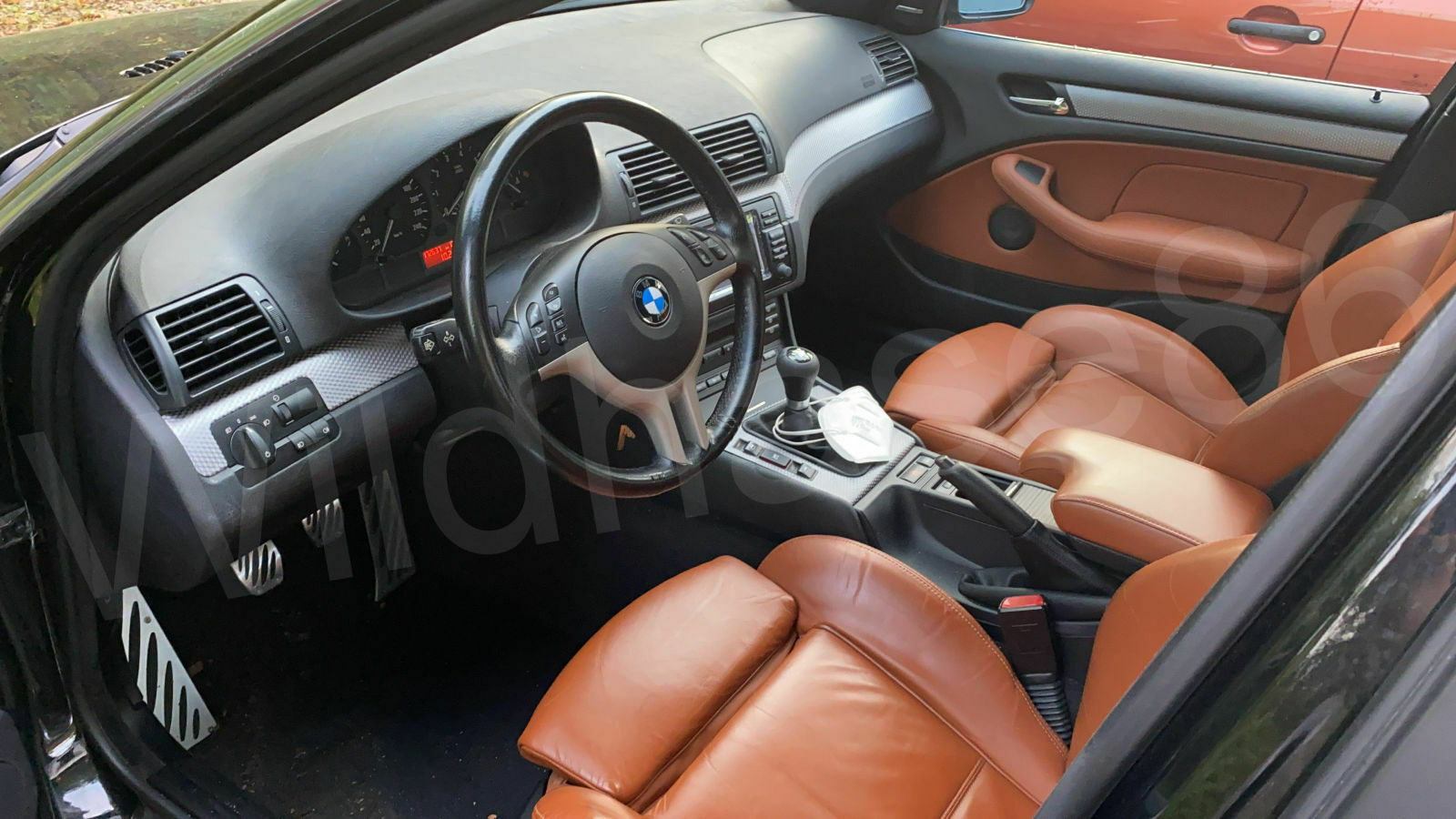 Zimtleder Sportsitze mit Memory, Lordose und Sitzheizung