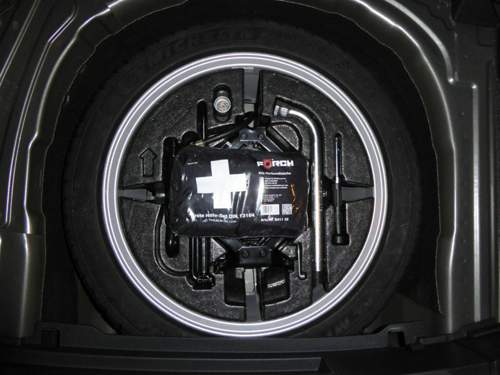 Werkzeug+Verbandszeug in Reserverad