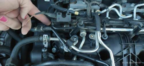 Kabel vom Stecker links am Railrohr