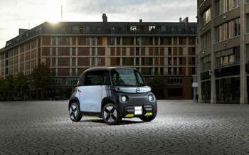 Winzig, leicht und im Profil ganz sch&ouml;n symmetrisch: Der Opel Rocks-e im ersten Test [Quelle: Opel]