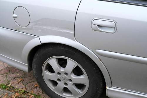 Schlecht reparierter Radlauf hinten