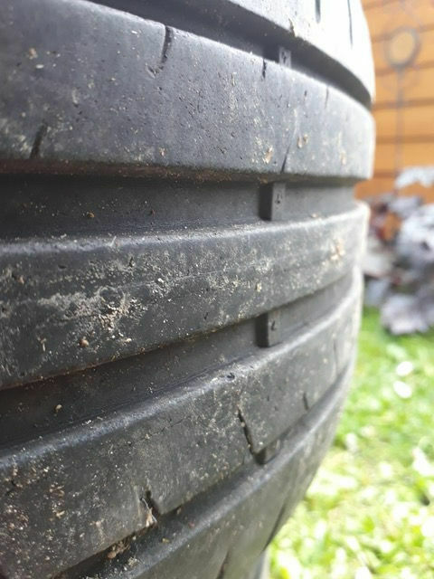 Auto zieht leicht nach rechts