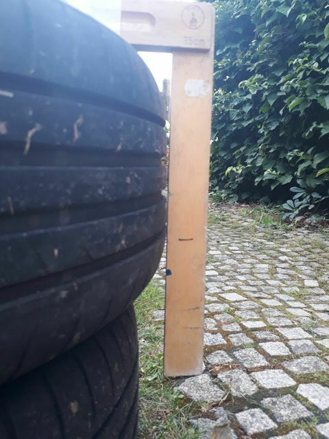 Auto zieht leicht nach rechts