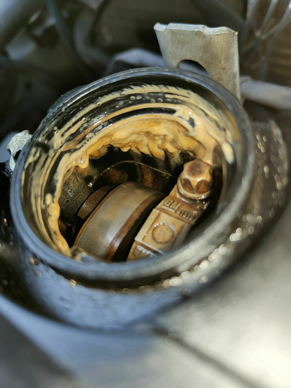 Motoröl ist hellbraun