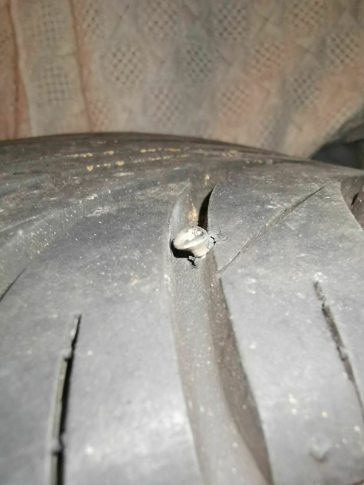 Nagel liegt quer im Sommerreifen