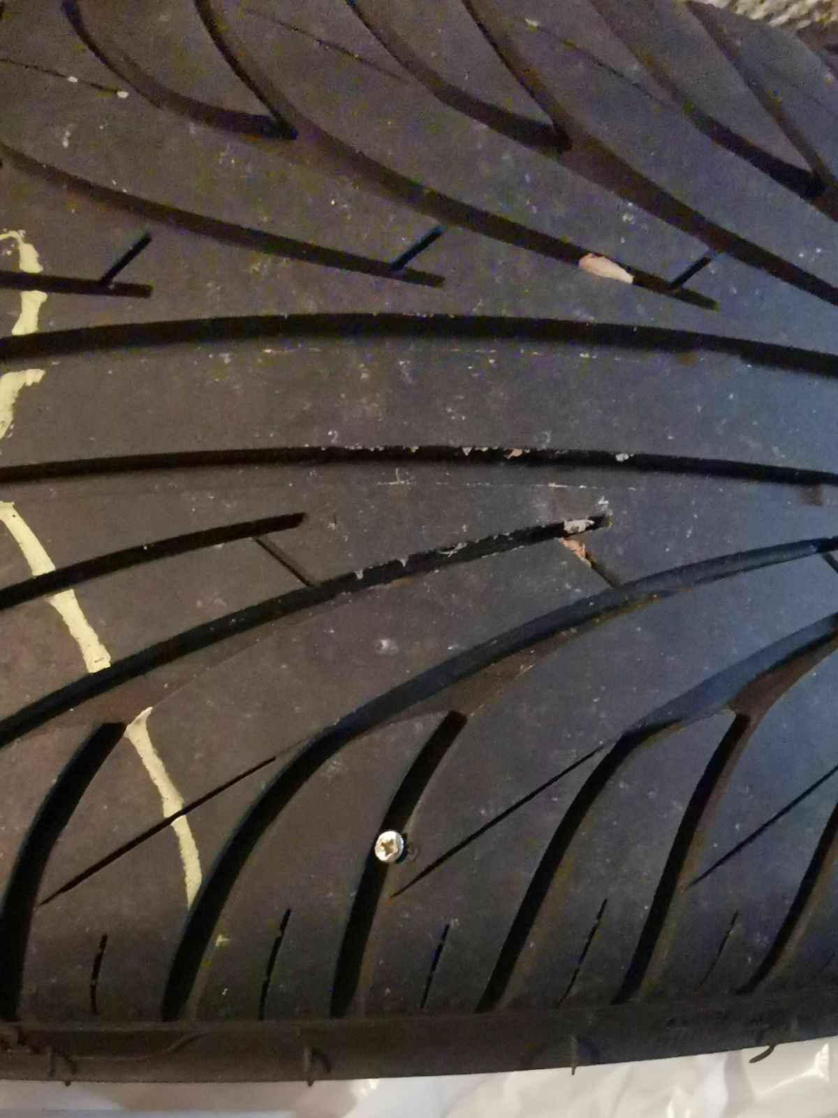 Nagel liegt quer im Sommerreifen