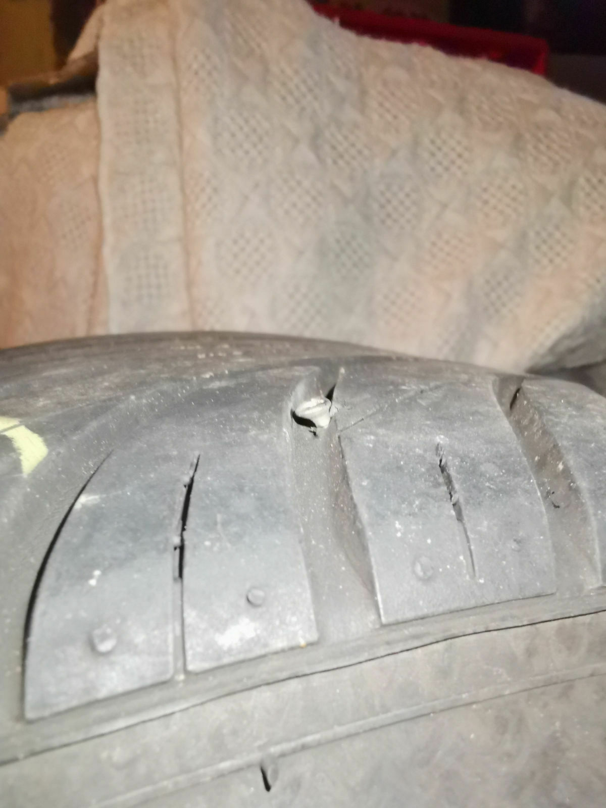 Nagel liegt quer im Sommerreifen