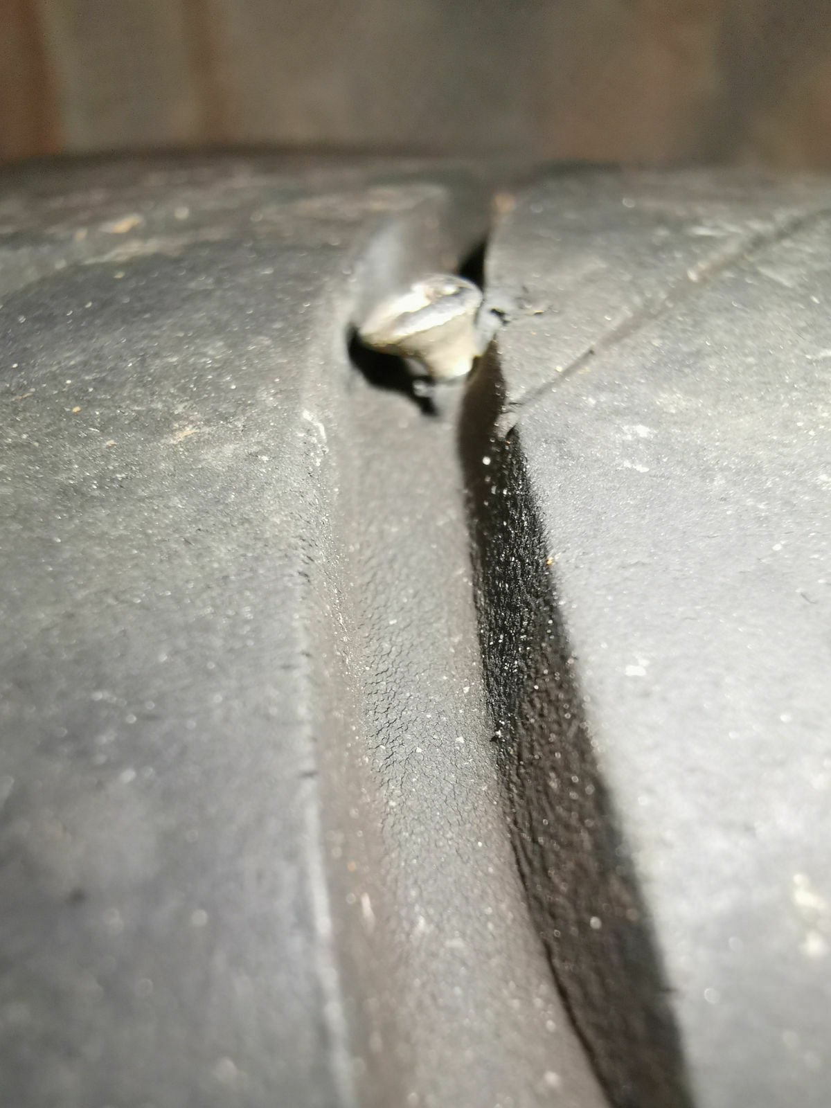 Nagel liegt quer im Sommerreifen