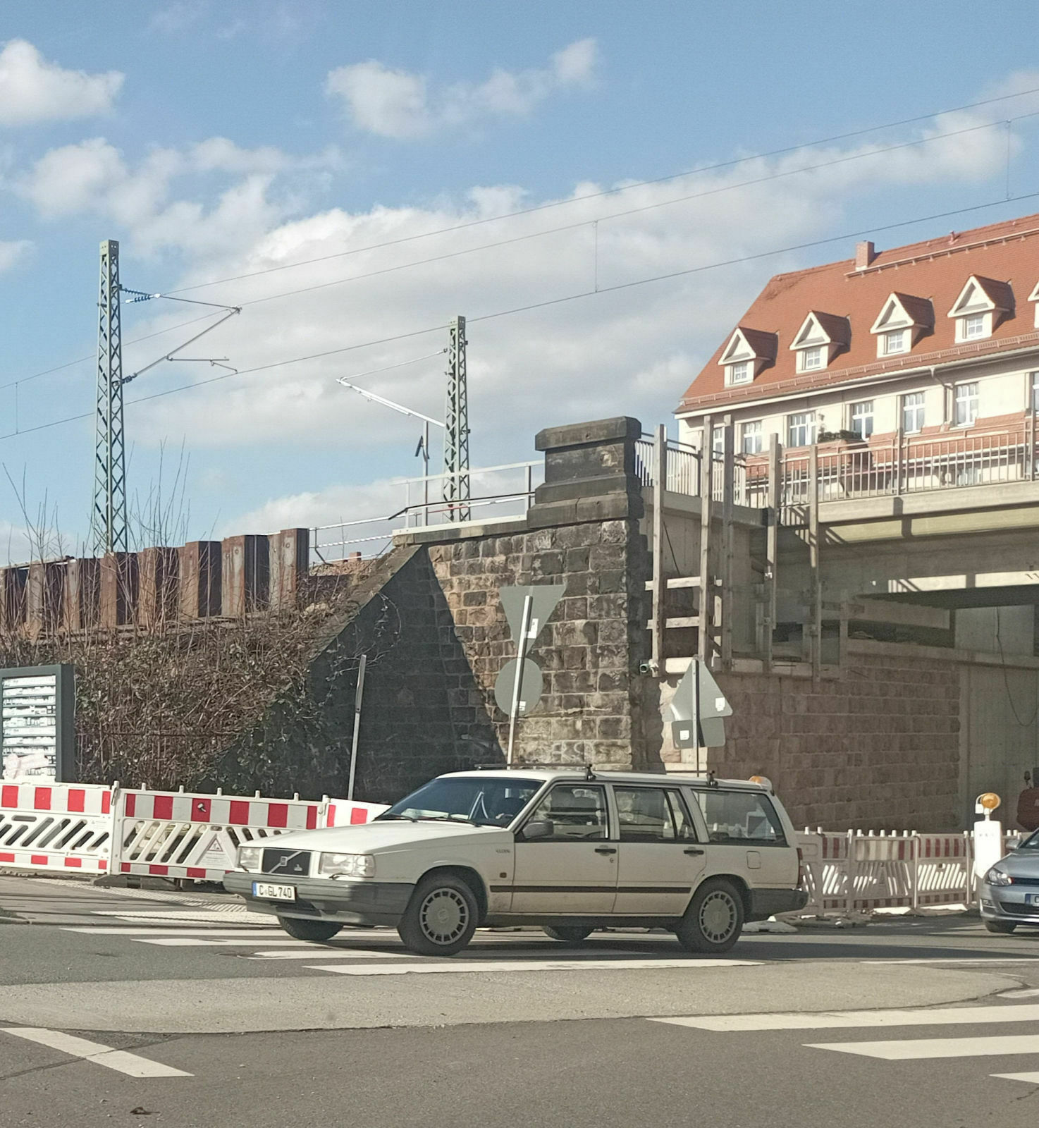 Der Schrottplatz - Spiegelsymmetrisch des Showrooms