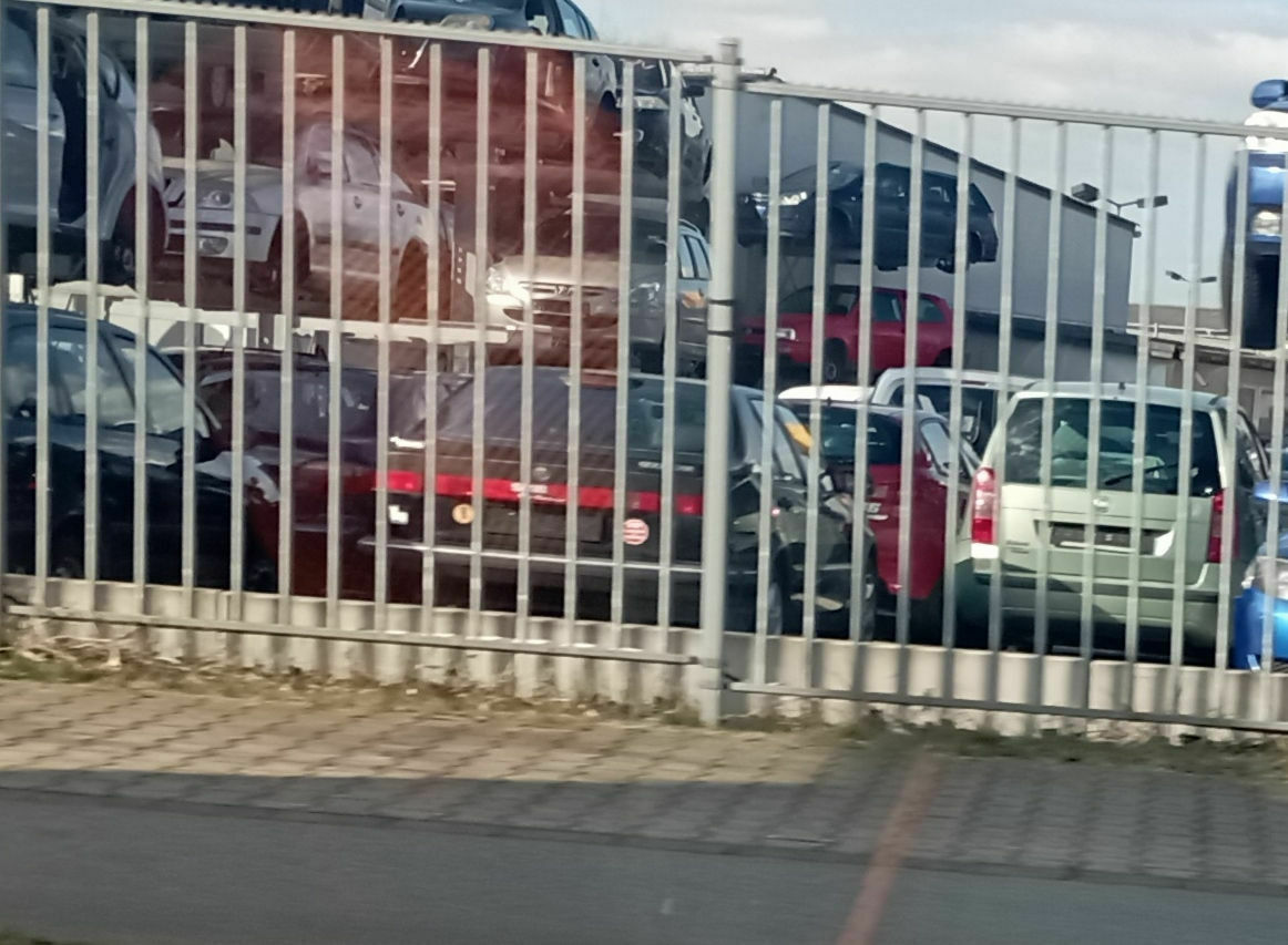 Der Schrottplatz - Spiegelsymmetrisch des Showrooms