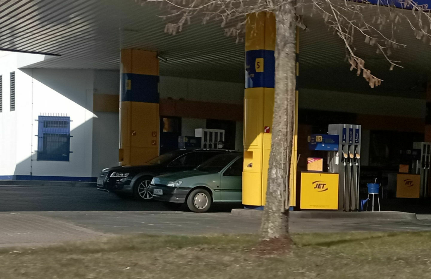 Der Schrottplatz - Spiegelsymmetrisch des Showrooms