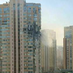 26-aufnahme-des-von-einer-rakete-getroffenen-hochhauses-in-kiew-7a7339ac927ee1e5