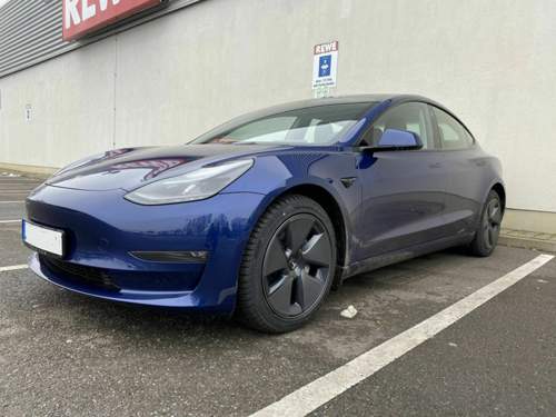 Tesla Model 3 blau