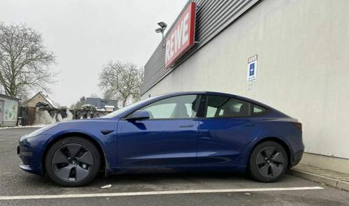 Tesla Model 3 blau