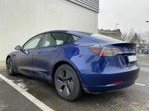 Tesla Model 3 blau