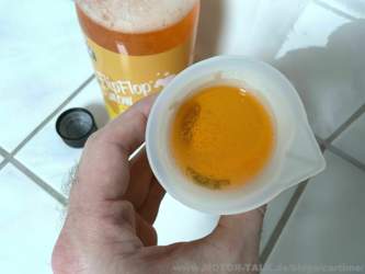 hier im elastischen Scale Dope Messbecher