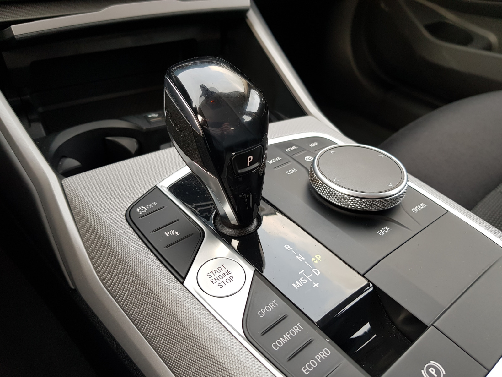 2020 BMW 3er (G21) Wählhebel und Mittelkonsole