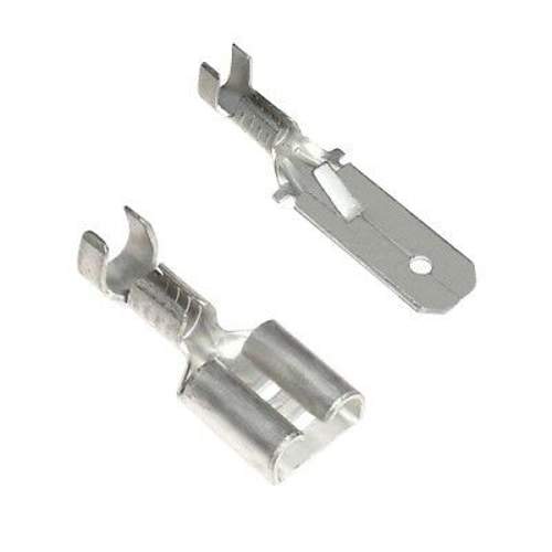 Männlicher und weiblicher Kabelstecker