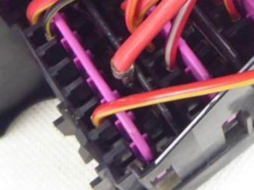 Kabeleinführung von unten/hinten