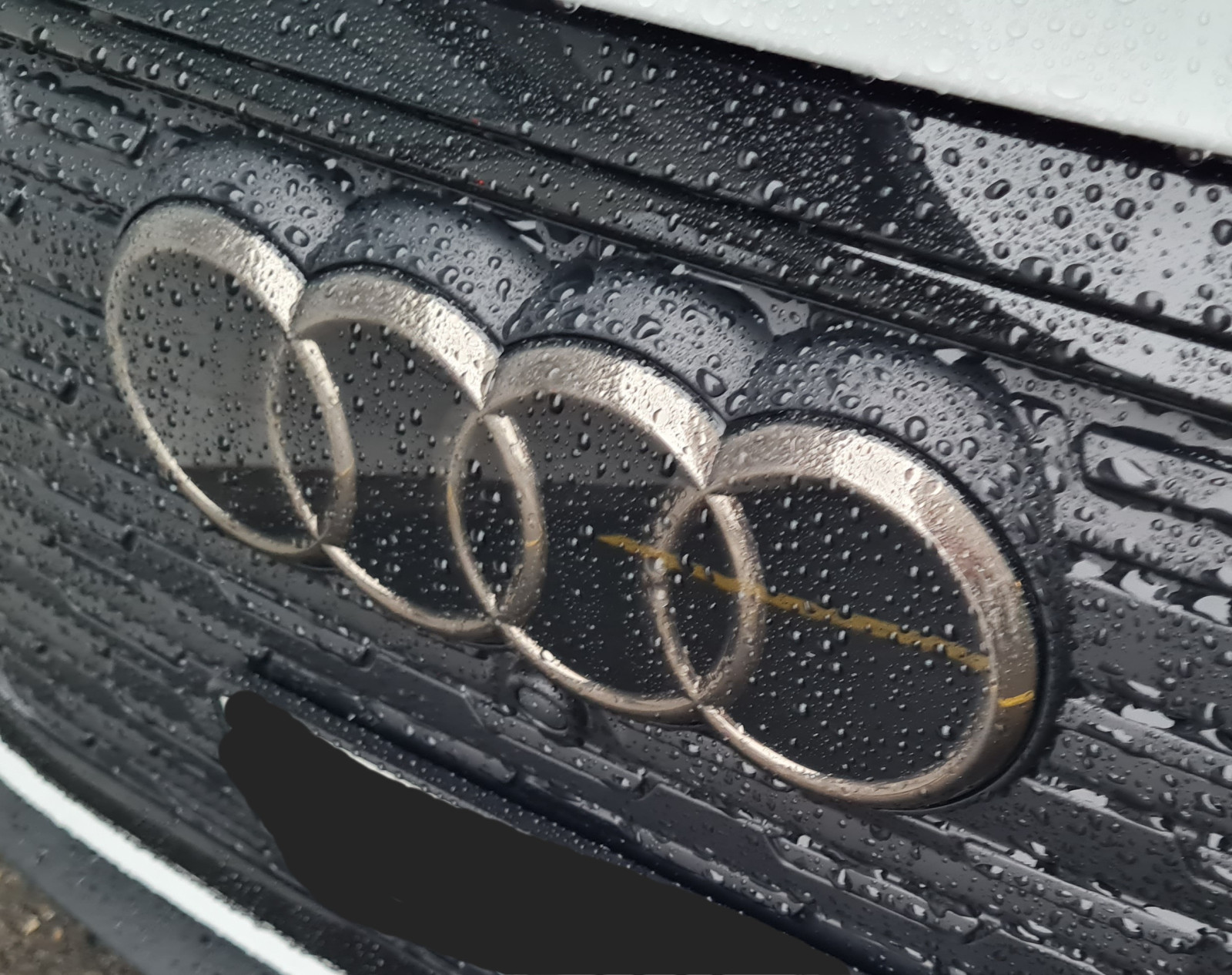 Schwarze Audi Ringe (vorne/hinten) nachrüsten