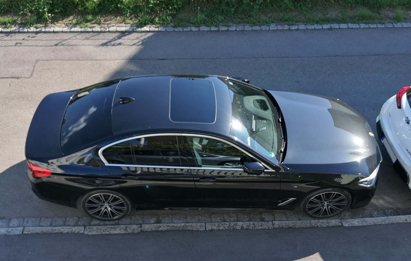 Daheim parkt der 5er in der Garage, im Urlaub (leider) auch mal am Straßenrand.