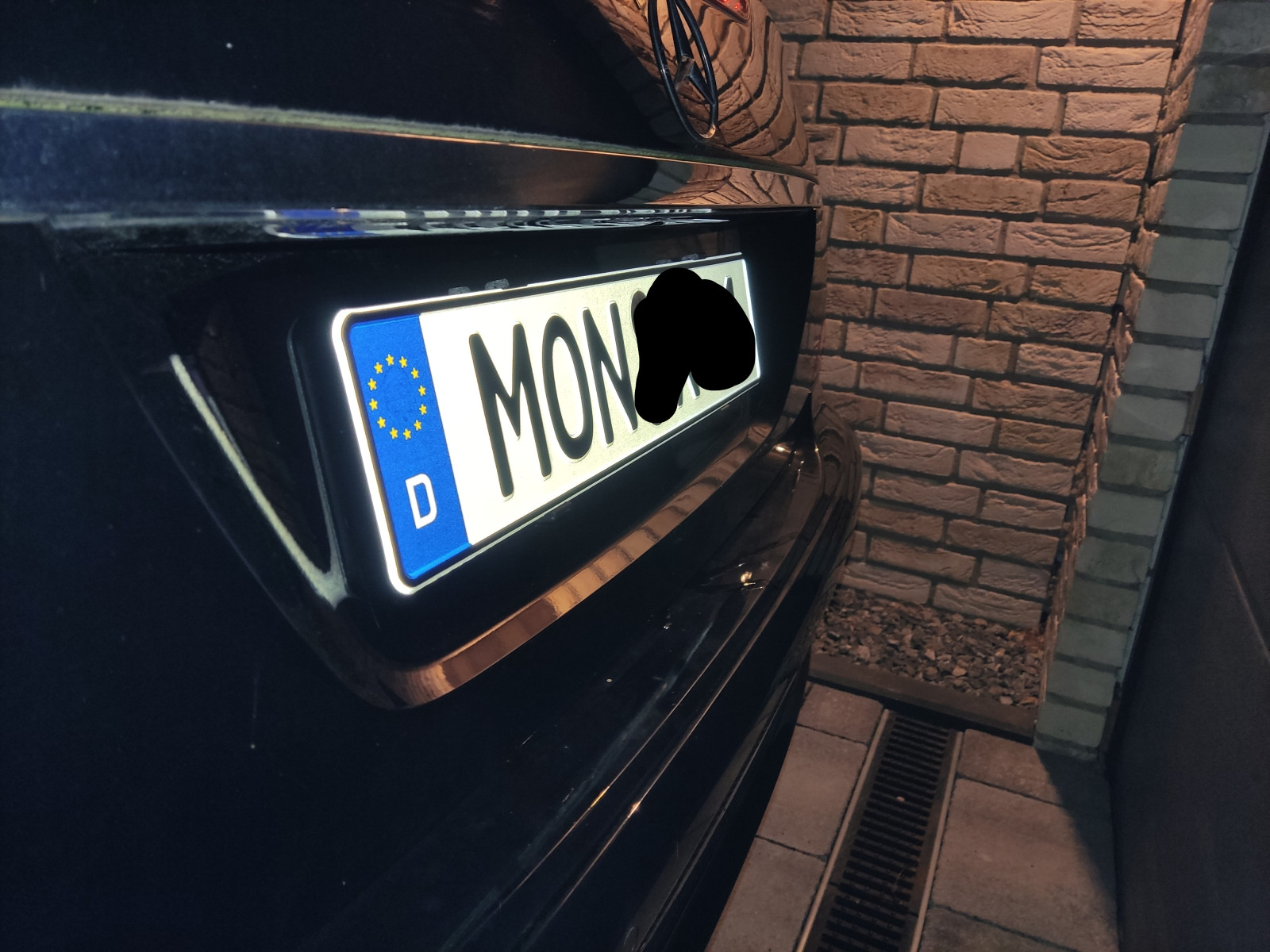 Frontstoßstange Kennzeichenhalterung entfernen