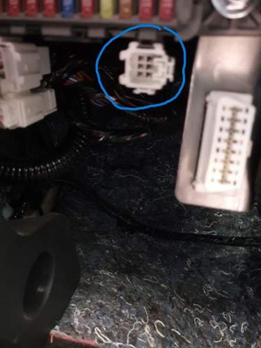 Anschluss Fussraum (neben OBD)