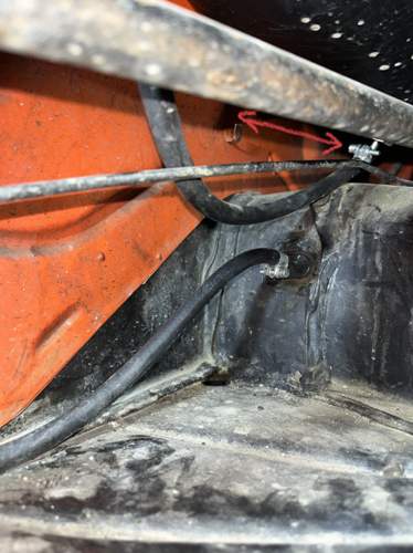 Benzinschlauch unter dem Tank