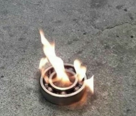 Zippos, Bikermesser, Lagerfeuer in Zeiten der E-Moppeds.