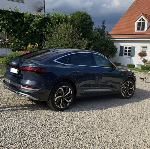 Etron Sportback 55 in Plasmablau