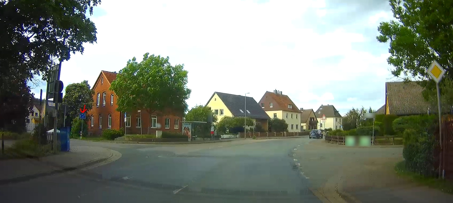 Vorfahrt Verkehrsberuhigter Bereich / Abgesenkter Bordstein