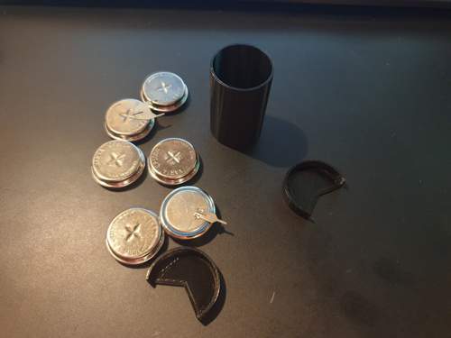 Neuer Knopfzellenakku mit Gehäuse