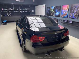 Trainingshalle mit schöner M3 Limousine