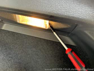 vorsichtig raushebeln…