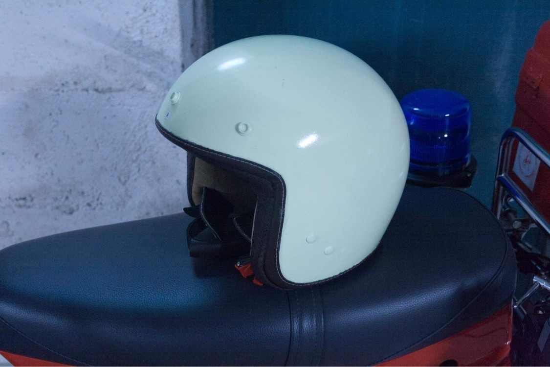 Helm in originaler Feuerwehrhelm-Farbe