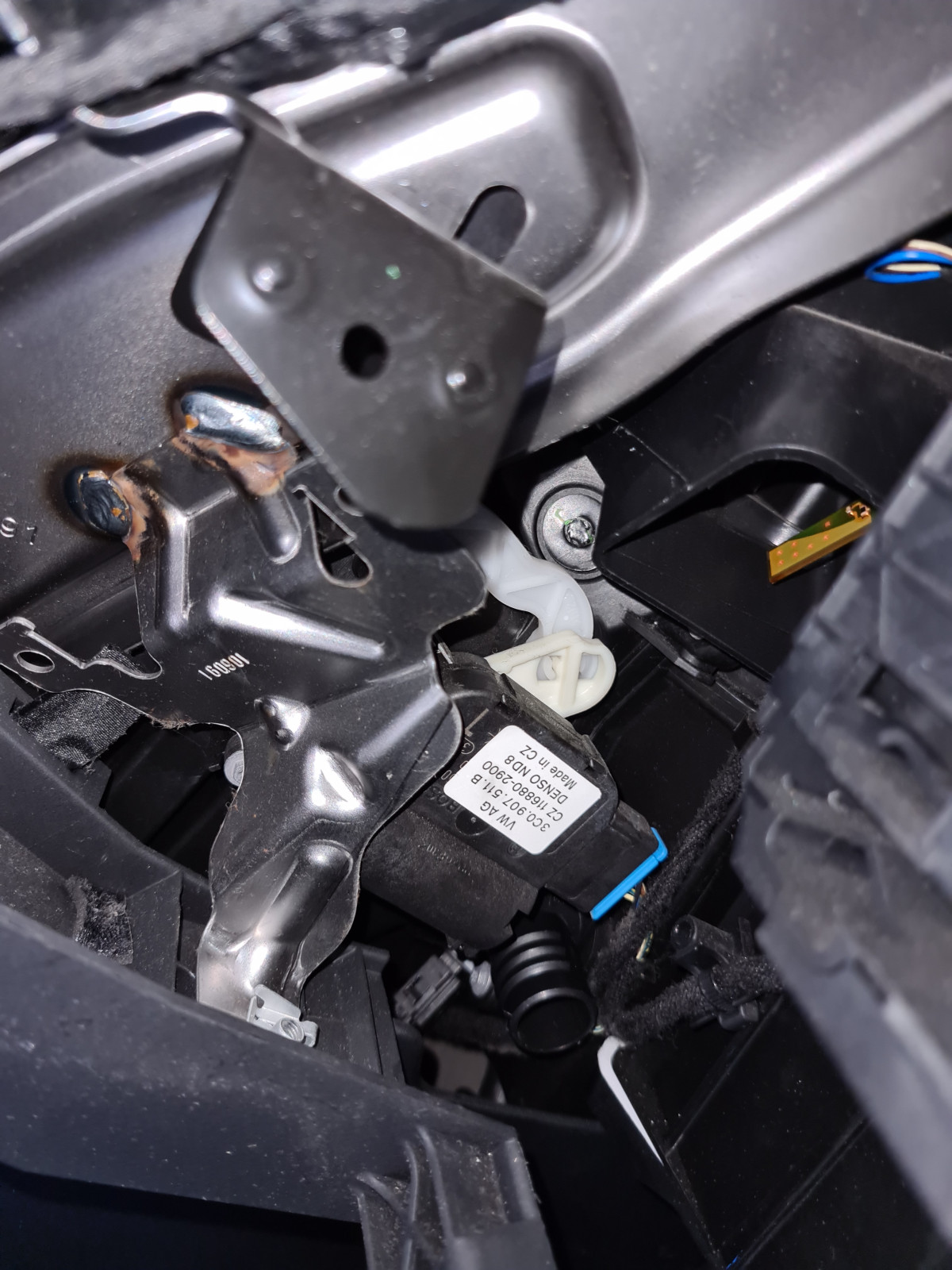 Knacken/Knistern aus Armaturenbrett