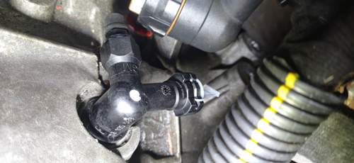 Neues Anschlussstueck ( nach hinten Entlueftung.... rechts Anschluss mit Klammer ).jpg