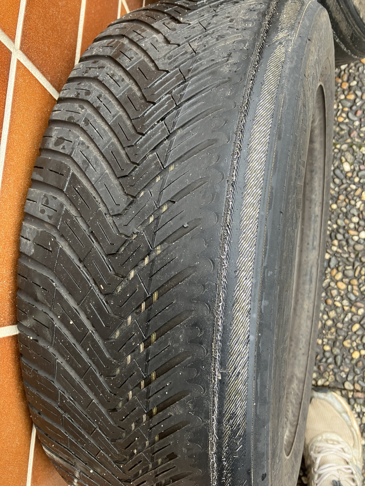 Contental All Season Contact nach 15k extrem ungleich abgefahren.