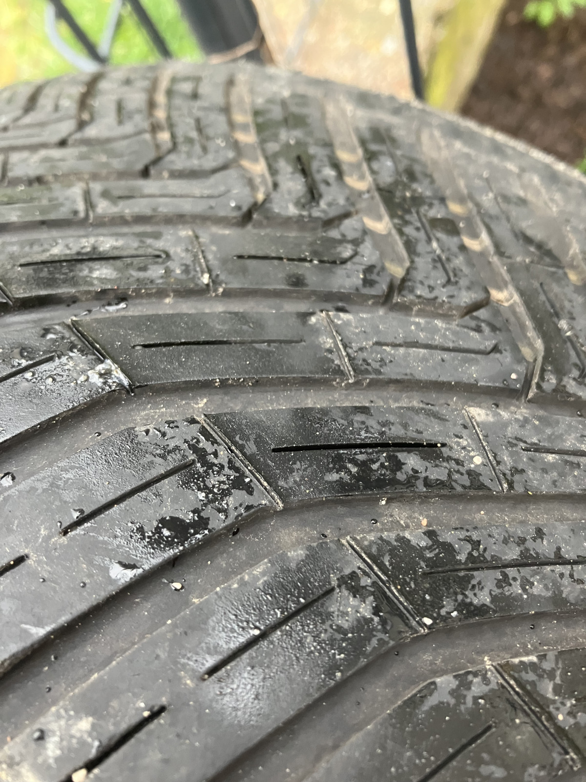 Contental All Season Contact nach 15k extrem ungleich abgefahren.