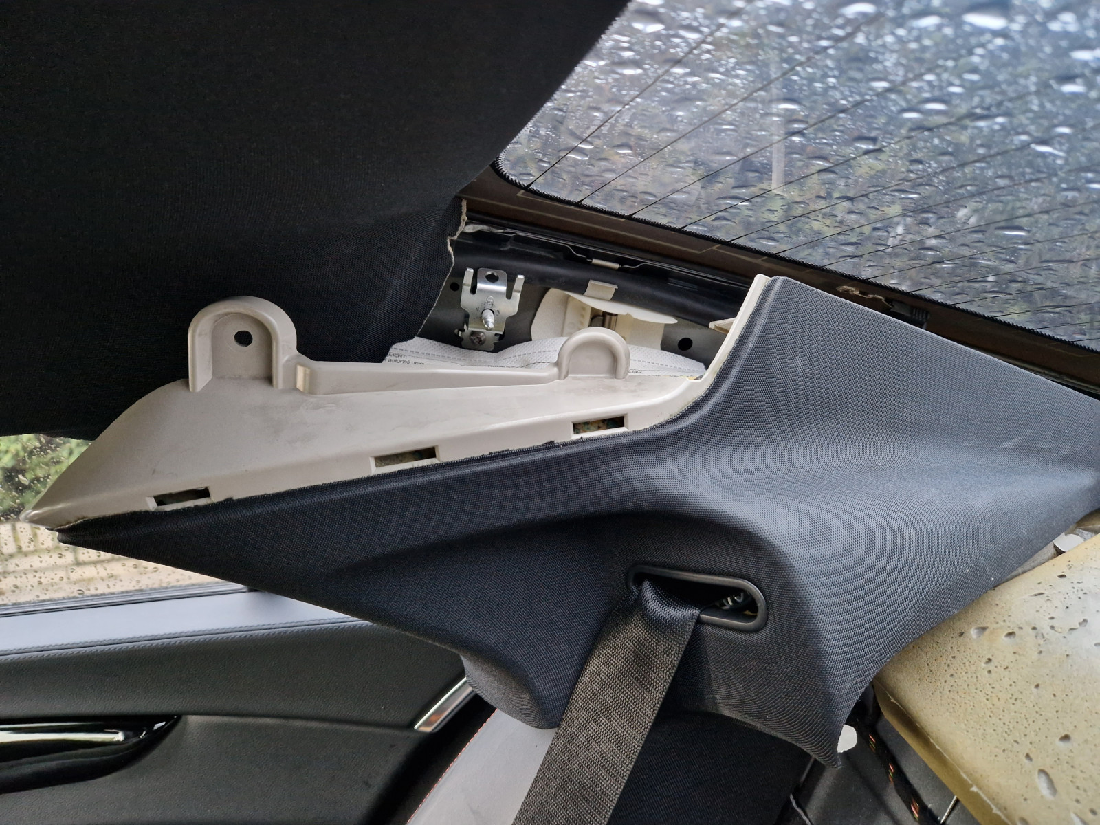 W218 Lautsprecher hinter Kopfstütze rauscht